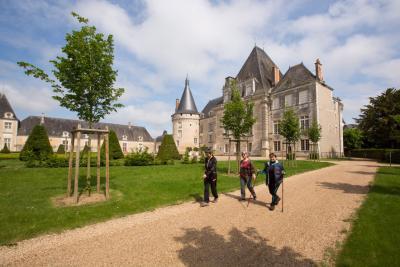 Le château et ses demoiselles - Par l'allée - Agrandir l'image 1 sur 5, fenêtre modale