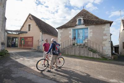 Balade entre la Claise et le Chambon - Bavardage non loin du musée - Agrandir l'image 5 sur 5, fenêtre modale