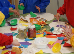 activité peinture
activité cubes
activité lecture 
jouet